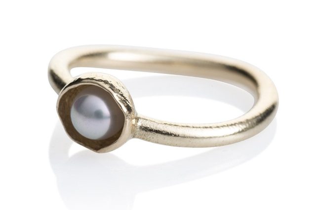 Waterlily Ring Gold White Pearl "Embrace"
